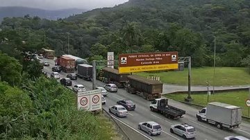 Anchieta tem interdição parcial no sentido litoral na tarde deste sábado (9)