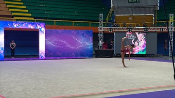 Atletas de Guarujá sobem ao pódio em competição de ginástica na Costa Rica