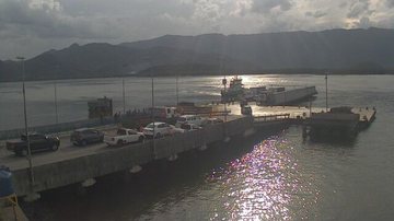 Filas na travessia de balsa Bertioga-Guarujá