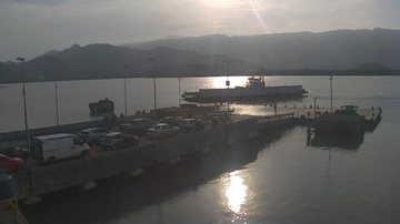 Fila de espera na travessia de balsa Bertioga-Guarujá
