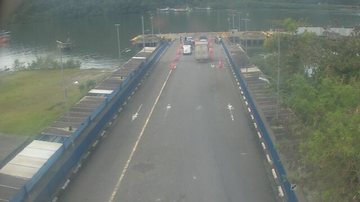 Fila de espera na travessia de balsa Bertioga-Guarujá
