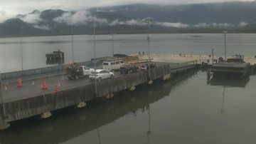 Fila de espera na travessia de balsa Bertioga-Guarujá