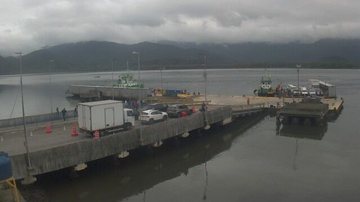 Fila de espera na travessia de balsa Bertioga-Guarujá