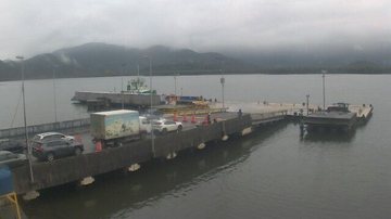 Fila de espera na travessia de balsa Bertioga-Guarujá