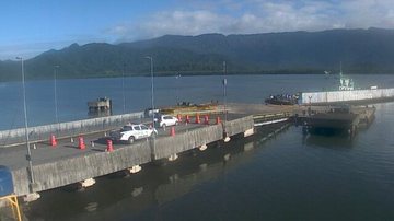 Fila de espera na travessia de balsa Bertioga-Guarujá