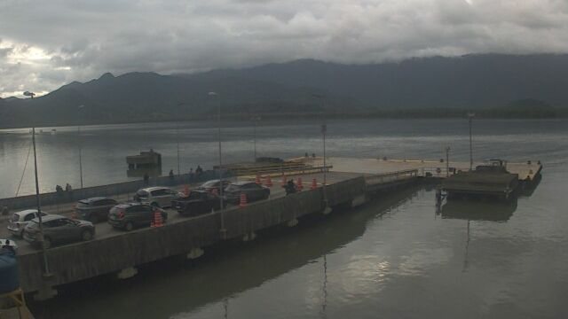 Fila de espera na travessia de balsa Bertioga-Guarujá