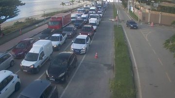 Balsa de Ilhabela tem espera muito acima do normal neste fim de tarde de quinta (28)