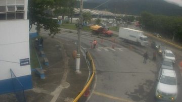 Balsa de Ilhabela tem espera padrão na fila, neste fim de tarde de sexta (22)