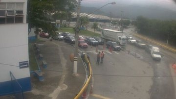 Balsa de Ilhabela tem longa espera neste fim de tarde de quarta (20)