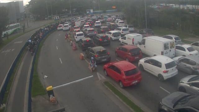 Filas em ambos os lados da travessia Santos-Guarujá