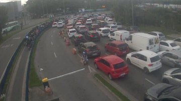 Filas em ambos os lados da travessia Santos-Guarujá