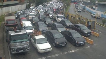 Balsa Santos-Guarujá registra fila intensa na manhã desta sexta-feira (15)