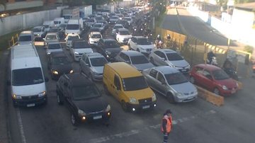 Fila para embarque na travessia de balsa no lado de Guarujá