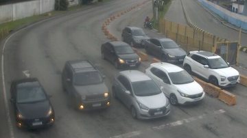 Filas em ambos os lados da travessia Santos-Guarujá