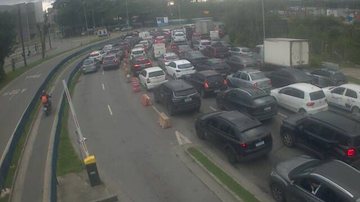 Filas em ambos os lados da travessia Santos-Guarujá