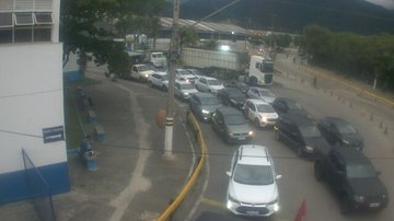Balsa São Sebastião-Ilhabela tem meia hora de espera na manhã do sábado (30)