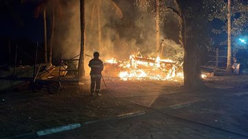 Barco é destruído por incêndio em Caraguatatuba; assista vídeo