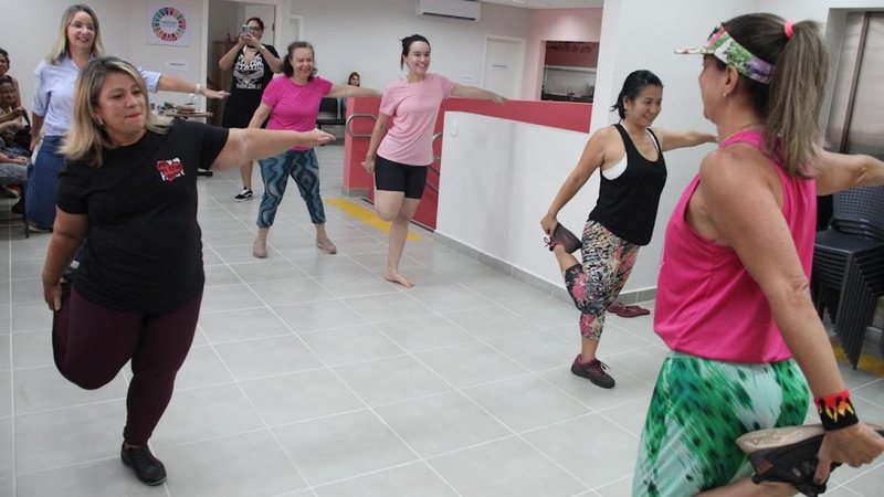 Mulheres em alongamento