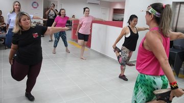 Mulheres em alongamento