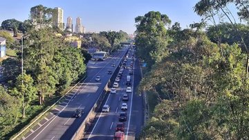 Trecho da rodovia Anchieta com fluxo intenso de veículos