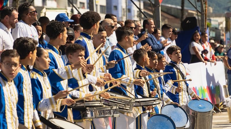 Desfile cívico celebra 35 anos de Bertioga com foco em inclusão