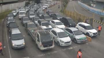 Espera atinge quinze minutos na balsa Santos-Guarujá na manhã desta quinta (14)