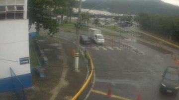 Espera na balsa São Sebastião-Ilhabela é de meia hora na manhã do domingo (24)