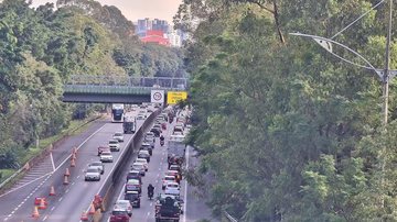 Trecho da rodovia Anchieta com lentidão, devido ao excesso de veículos