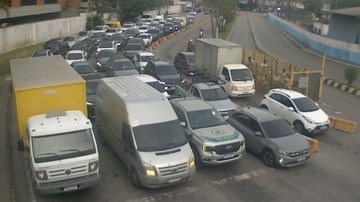 Fila da balsa Santos-Guarujá é intensa no fim da tarde desta sexta (8)