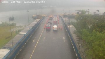 Fila de espera na travessia de balsa Bertioga-Guarujá