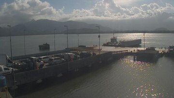 Filas em ambos os lados da travessia Guarujá-Bertioga