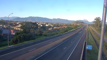 Fluxo livre impulsiona viagem tranquila na rodovia dos Tamoios, nesta manhã de terça (12)