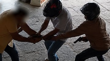 Imagens de câmera de segurança da pousada mostram ação da dupla que assaltou turista em Ubatuba - Reprodução - Reprodução