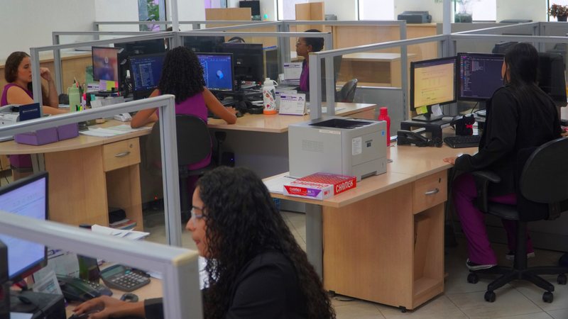 Funcionários dentro do escritório da JR Contabilidade