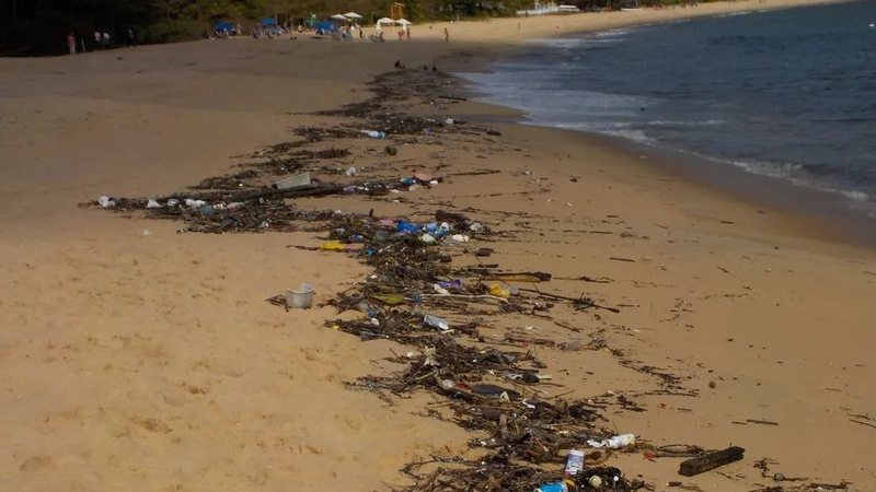 Lixo na faixa de areia da praia