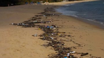 Lixo na faixa de areia da praia