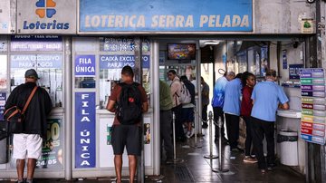 Fila em lotérica.