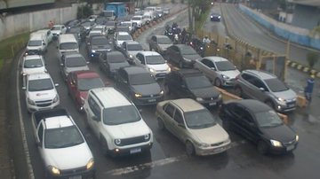 Filas em ambos os lados da travessia Santos-Guarujá