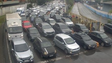 Maré forte causa filas intensas na balsa Santos-Guarujá nesta quarta-feira (20)