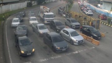 Fila de espera na travessia de balsa Santos-Guarujá