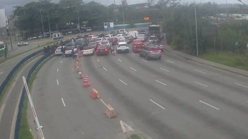 Filas em ambos os lados da travessia Santos-Guarujá