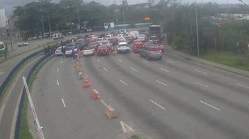 Filas em ambos os lados da travessia Santos-Guarujá