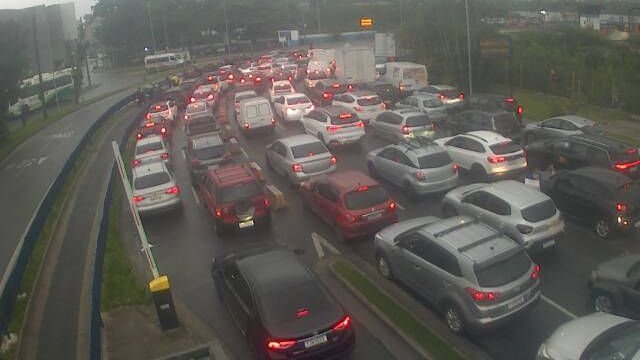 Fila de espera na travessia de balsa Santos-Guarujá