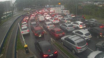 Fila de espera na travessia de balsa Santos-Guarujá