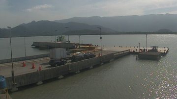 Maré forte no Canal de Bertioga causa lentidão na Balsa Bertioga-Guarujá