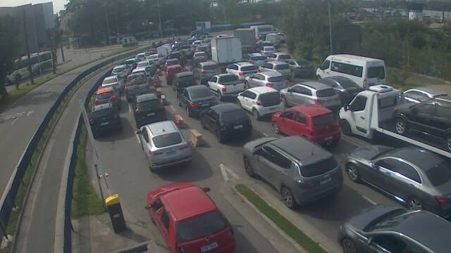 Maré forte provoca lentidão na travessia Santos-Guarujá nesta tarde