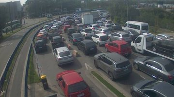 Maré forte provoca lentidão na travessia Santos-Guarujá nesta tarde