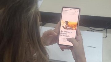 pessoa com celular no site oficial