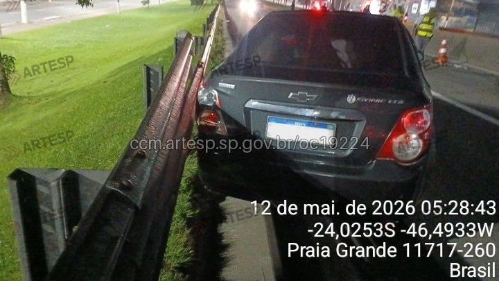 Veículo de passeio após colisão na rodovia Padre Manoel da Nóbrega (SP-055)
