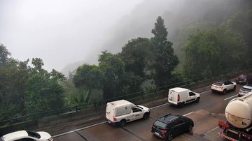 Neblina e fila marcam a serra da Imigrantes no início da tarde de sábado (23)